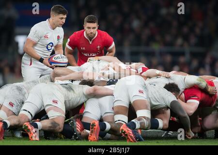 Londres, Royaume-Uni. 7 mars 2020. Ben Youngs (Angleterre, 9) jette le ballon dans la mêlée. À sa droite se trouve Rhys Webb (Pays de Galles, 21). Quatrième journée de match du tournoi de rugby Guinness Six Nations 2020 ; Angleterre - Pays de Galles le 7 mars 2020 à Londres. Crédit: Jürgen Kessler/Dpa/Alay Live News Banque D'Images