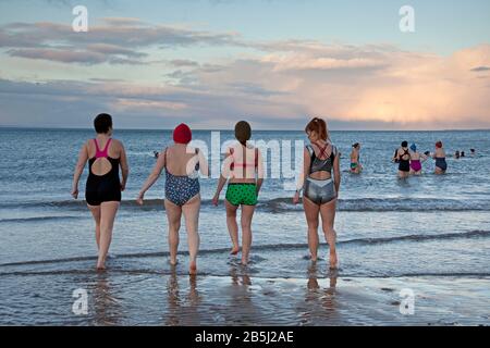 Portobello, Édimbourg, Écosse, Royaume-Uni, 8 mars 2020. Lors de la Journée internationale de la femme, une célébration de womenhod, en prenant une baignade au coucher du soleil organisée par WanderWomen. Banque D'Images