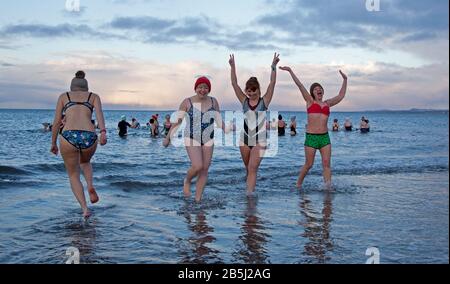 Portobello, Édimbourg, Écosse, Royaume-Uni, 8 mars 2020. Lors de la Journée internationale de la femme, une célébration de womenhod, en prenant une baignade au coucher du soleil organisée par WanderWomen. Banque D'Images