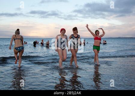 Portobello, Édimbourg, Écosse, Royaume-Uni, 8 mars 2020. Lors de la Journée internationale de la femme, une célébration de womenhod, en prenant une baignade au coucher du soleil organisée par WanderWomen. Banque D'Images