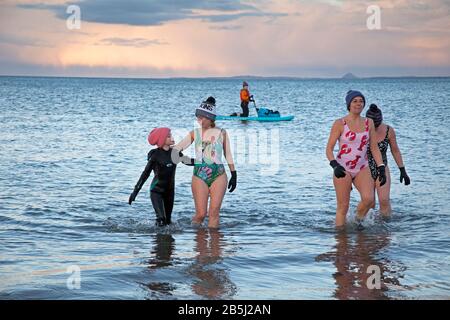 Portobello, Édimbourg, Écosse, Royaume-Uni, 8 mars 2020. Lors de la Journée internationale de la femme, une célébration de womenhod, en prenant une baignade au coucher du soleil organisée par WanderWomen. Banque D'Images