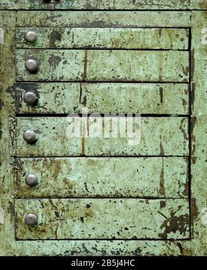 Arrière-plans et textures: Avant de vieux placard en métal vert sale avec tiroirs Banque D'Images