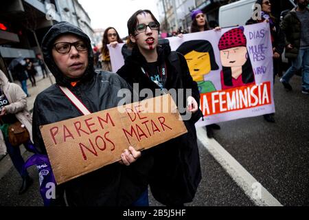 Un manifestant a vu se tenir un placarne disant que « nous tuons le plus » a-t-elle assisté à la Journée internationale de la femme mars. Tous aournd Portugal des milliers de personnes marchent sur les principales villes pour protester contre les inégalités, la discrimination et la violence et pour exiger des changements. Banque D'Images