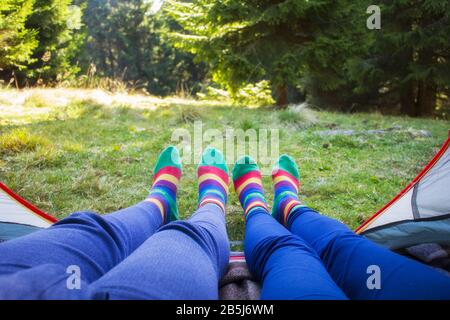 Vue de l'intérieur avec deux jambes à l'intérieur de la tente de camping - Voyage Wanderlust concept avec les jeunes profiter de l'expérience d'aventure. Concept sur t Banque D'Images