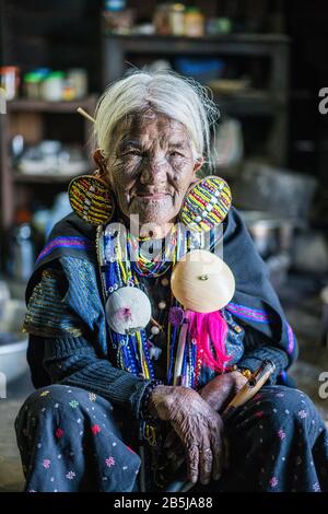 Femme locale avec visage tatoué du village Mindat, état de Chin, Myanmar, Asie. Banque D'Images
