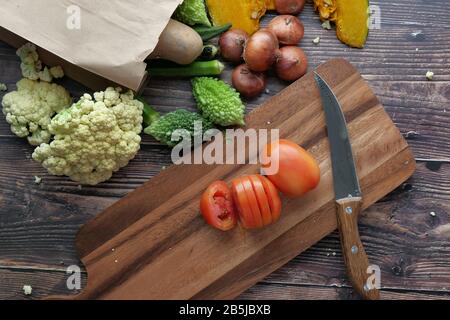 vue de dessus des légumes frais sur la planche à découper, concept de saine alimentation Banque D'Images
