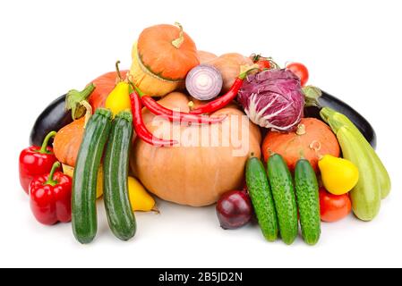 Heap différents fruits, légumes et baies isolés sur fond blanc Banque D'Images