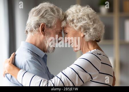 Un mari et une femme souriants partagent un moment romantique ensemble Banque D'Images