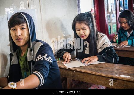 Enfants locaux à l'école. Mindat, Myanmar, Asie Banque D'Images