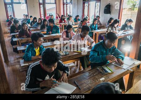 Enfants locaux à l'école. Mindat, Myanmar, Asie Banque D'Images