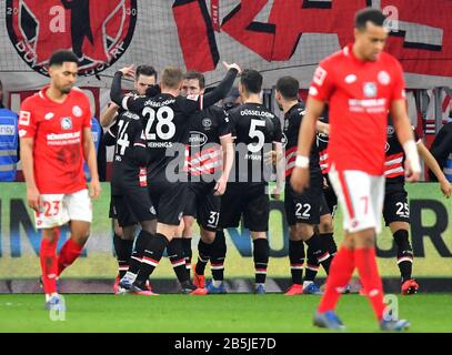 Mayence, Allemagne. 8 mars 2020. Football: Bundesliga, FSV Mainz 05 - Fortuna Düsseldorf, Opel Arena, 25ème jour de jumelage. L'équipe de Düsseldorf applaudisse après l'objectif pour le 1:1. Crédit: Torsten Silz/dpa - NOTE IMPORTANTE: Conformément aux réglementations de la DFL Deutsche Fußball Liga et de la DFB Deutscher Fußball-Bund, il est interdit d'exploiter ou d'exploiter dans le stade et/ou à partir du jeu des photos prises sous forme d'images de séquence et/ou de séries de photos de type vidéo./dpa/Alay Live News Banque D'Images