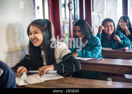 Enfants locaux à l'école. Mindat, Myanmar, Asie Banque D'Images