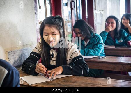 Enfants locaux à l'école. Mindat, Myanmar, Asie Banque D'Images