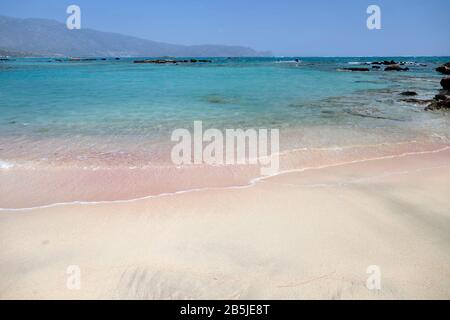 Le sable rouge de la plage d'Elafonisi. Crète, Grèce Banque D'Images