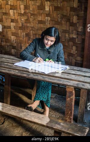 Enfants locaux à l'école. Mindat, Myanmar, Asie Banque D'Images