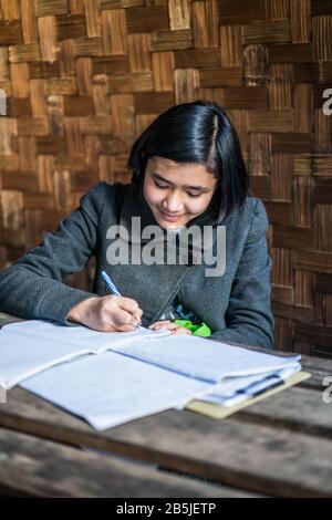 Enfants locaux à l'école. Mindat, Myanmar, Asie Banque D'Images