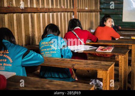 Enfants locaux à l'école. Mindat, Myanmar, Asie Banque D'Images