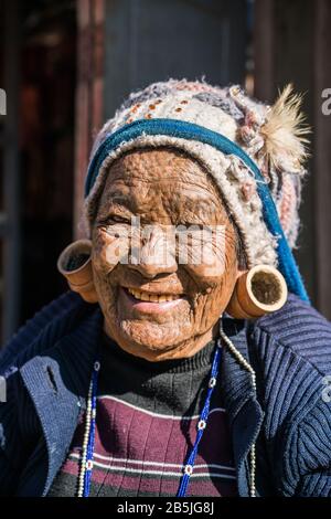 Femme locale avec visage tatoué du village Mindat, état de Chin, Myanmar, Asie. Banque D'Images