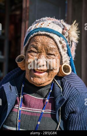 Femme locale avec visage tatoué du village Mindat, état de Chin, Myanmar, Asie. Banque D'Images