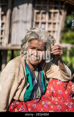Femme locale avec visage tatoué du village Mindat, état de Chin, Myanmar, Asie. Banque D'Images