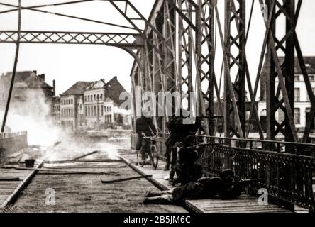 Soldats couvrant l'armée belge alors qu'ils se retirent à Anvers en septembre 1914 avant le siège d'Anvers par des troupes allemandes qui assiégèrent une garnison de troupes de forteresse belge, l'armée belge de campagne et la division navale royale britannique dans la région d'Anvers, Après l'invasion allemande de la Belgique en août 1914. Banque D'Images