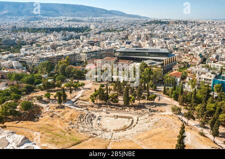 Vue de l'Acropole au théâtre de Dionysus et des quartiers résidentiels de la ville. Athènes paysage urbain, Grèce Banque D'Images