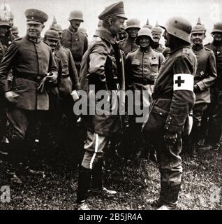 Le prince héritier Wilhelm, commandant de l'héritier de la 5ème Armée, parle à un porteur de civière. Après la victoire de la 5ème Armée dans la bataille des Ardennes, elle s'est déplacée à Verdun, où en février 1916, la 5ème Armée du Prince héritier lançait l'opération Gericht, l'offensive allemande qui a commencé la bataille de Verdun, l'une des batailles les plus sanglantes et les plus longues de l'histoire. Banque D'Images