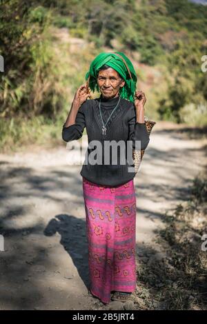Femme locale avec visage tatoué du village Mindat, état de Chin, Myanmar, Asie. Banque D'Images