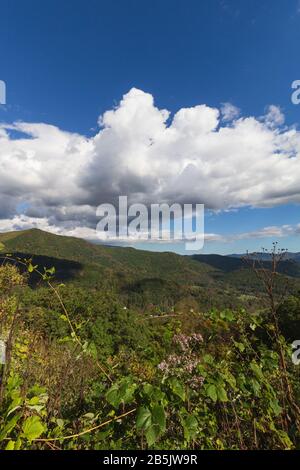 D'immenses nuages bas surpassent et créent des ombres sur les montagnes sur la Blue Ridge Parkway à Asheville, Caroline du Nord, États-Unis. Banque D'Images