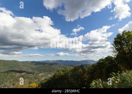 D'immenses nuages bas surpassent et créent des ombres sur les montagnes sur la Blue Ridge Parkway à Asheville, Caroline du Nord, États-Unis. Banque D'Images