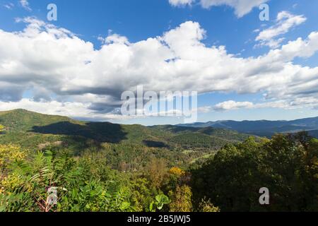 D'immenses nuages bas surpassent et créent des ombres sur les montagnes sur la Blue Ridge Parkway à Asheville, Caroline du Nord, États-Unis. Banque D'Images