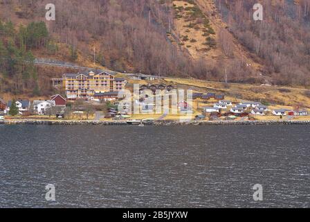 Ville de Geiranger à l'extrémité morte du fjord de Geiranger Banque D'Images