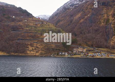 Ville de Geiranger à l'extrémité morte du fjord de Geiranger Banque D'Images