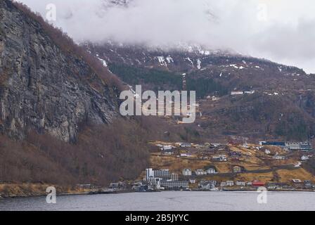 Ville de Geiranger à l'extrémité morte du fjord de Geiranger Banque D'Images