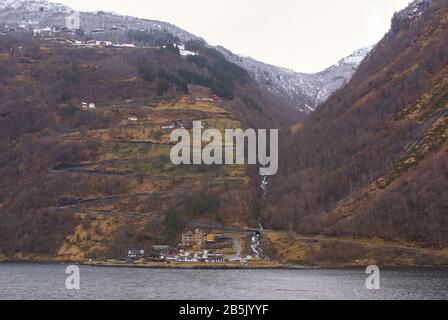 Ville de Geiranger à l'extrémité morte du fjord de Geiranger Banque D'Images