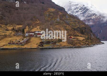 Ville de Geiranger à l'extrémité morte du fjord de Geiranger Banque D'Images