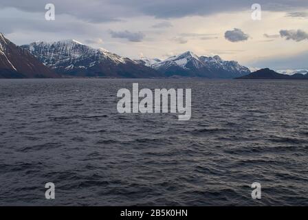 Sulafjord avec ses sommets enneigés de la chaîne de montagnes comme vu lors d'un traversée en ferry (Norvège) Banque D'Images