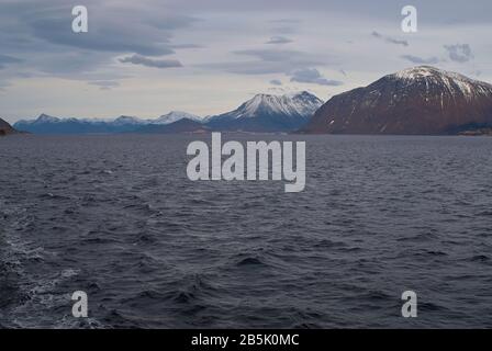 Sulafjord avec ses sommets enneigés de la chaîne de montagnes comme vu lors d'un traversée en ferry (Norvège) Banque D'Images