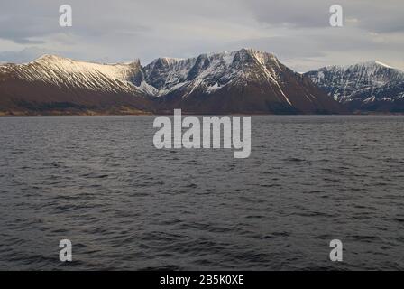 Sulafjord avec ses sommets enneigés de la chaîne de montagnes comme vu lors d'un traversée en ferry (Norvège) Banque D'Images