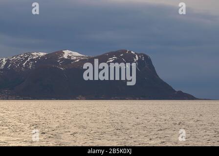 Sulafjord avec ses sommets enneigés de la chaîne de montagnes comme vu lors d'un traversée en ferry (Norvège) Banque D'Images