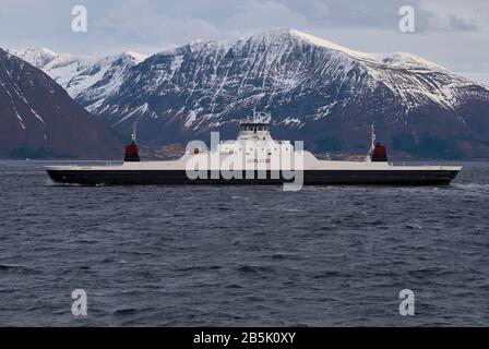 Sulafjord avec ses sommets enneigés de la chaîne de montagnes comme vu lors d'un traversée en ferry (Norvège) Banque D'Images