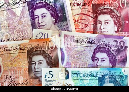 Gros plan sur les cinq billets britanniques actuellement en circulation Banque D'Images