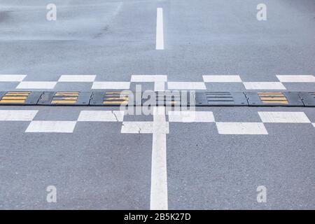 Bosse de vitesse sur le pavé. Gros plan. Banque D'Images