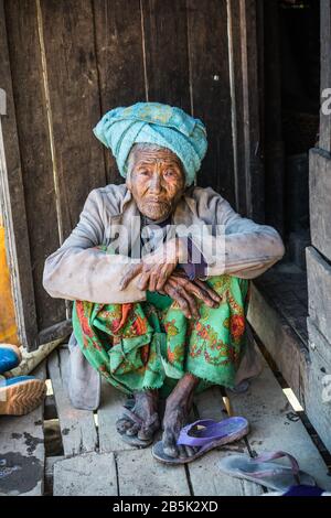 Femme locale avec visage tatoué du village Mindat, état de Chin, Myanmar, Asie. Banque D'Images