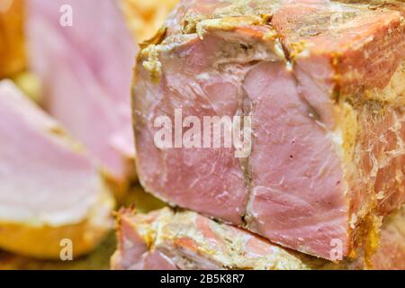 Tranches de jambon sur un comptoir de magasin. Gros plan. Banque D'Images