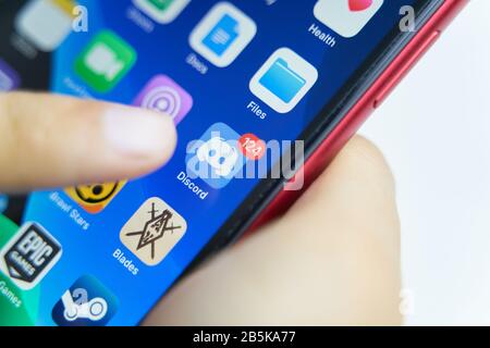 Bishkek, Kirghizstan - 6 juillet 2019: Smartphone montrant Le logo de l'application Discorde sur un écran. Banque D'Images