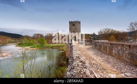 Pont médiéval de Frias sur la rivière Ebro. Burgos, province de Castilla y Leon. Espagne Banque D'Images