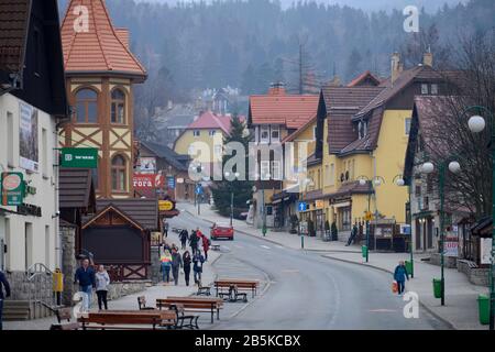 Hauptstrasse 'Konstytucji 3 Maja', Karpacz, Niederschlesien, Polen Banque D'Images