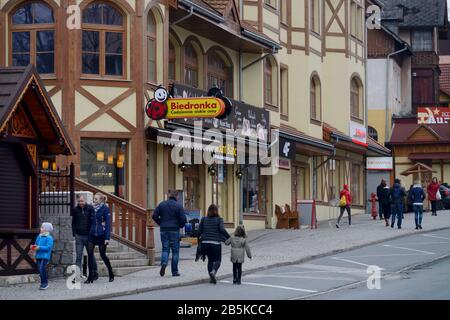 Hauptstrasse 'Konstytucji 3 Maja', Karpacz, Niederschlesien, Polen Banque D'Images