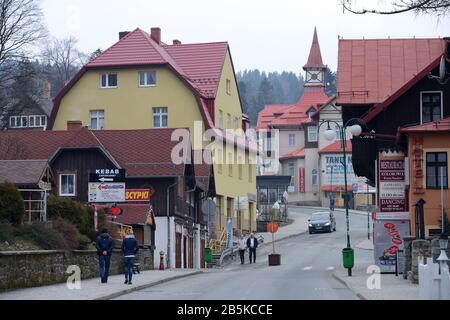 Hauptstrasse 'Konstytucji 3 Maja', Karpacz, Niederschlesien, Polen Banque D'Images